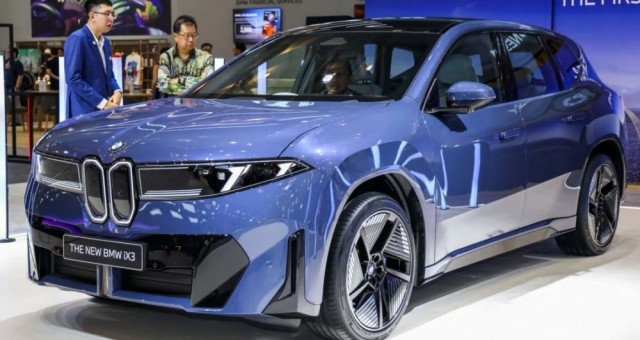 Cận cảnh BMW iX3 thế hệ mới tại Đông Nam Á: Màn hình trải dài sát kính lái, chạy tối đa hơn 800 km/sạc